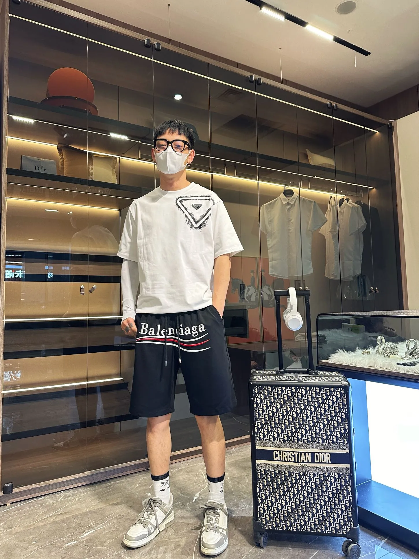 Balenciaga's three-standard complete 2026 summer New Arrival men's casual shorts, advanced custom-made Breathable fabric, Breathable fabric, extremely stretchy and comfortable, impeccable details, top-grade accessories, original logo design concept, delicate and soft feel! The upper body fit is awesome! Size: M-XXXL Please state your height and weight when ordering